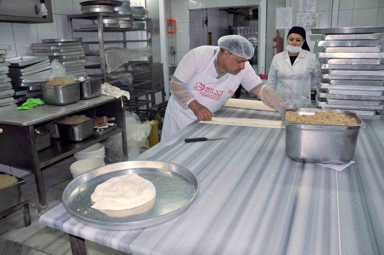 Bayram tatlılarından "Muğla Saraylısı"yla 303 yıllık gelenek korunuyor