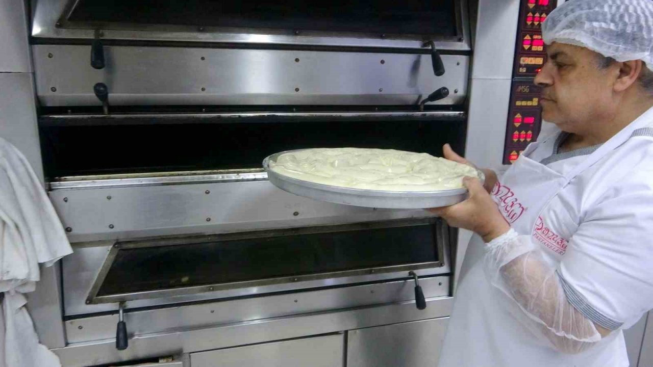 Bayram tatlılarından "Muğla Saraylısı"yla 303 yıllık gelenek korunuyor