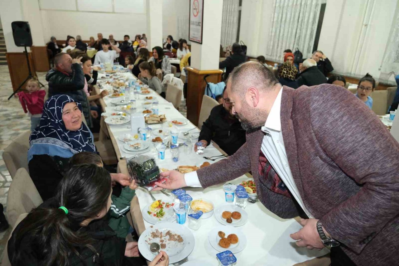 Orhaneli Belediye Başkanı Aykurt depremzedeler ile Kadir Gecesinde iftar sofrasında buluştu