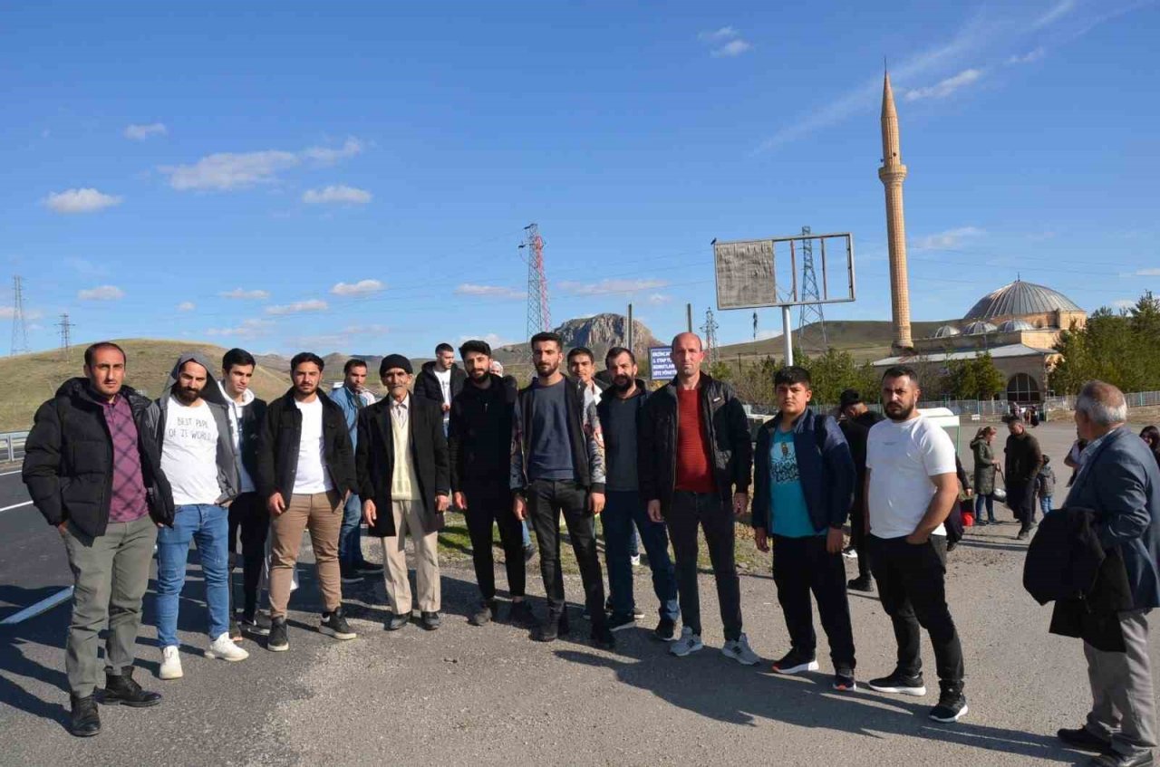 Otobüs arızalanınca yolcular yolda kaldı