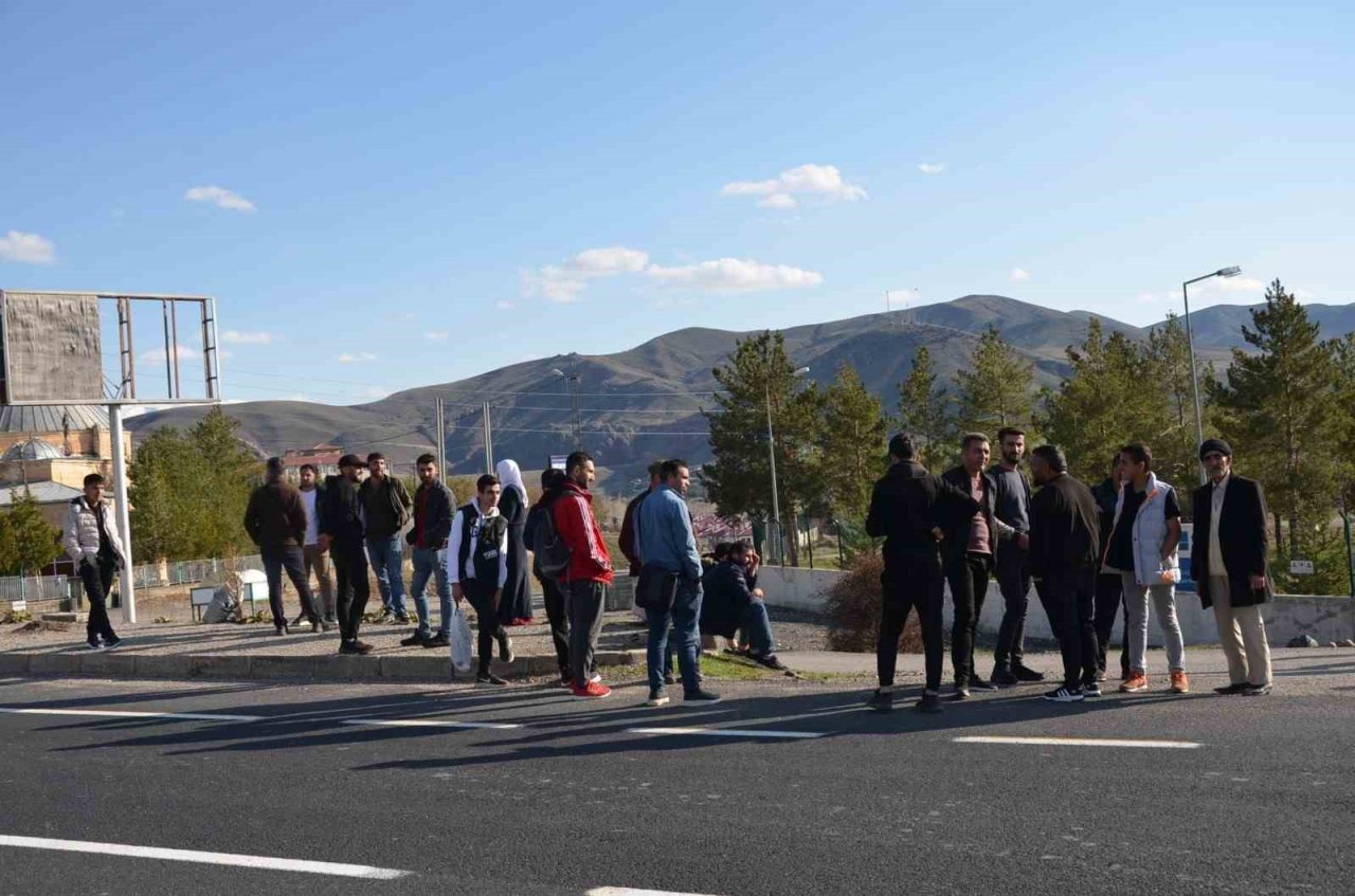 Otobüs arızalanınca yolcular yolda kaldı
