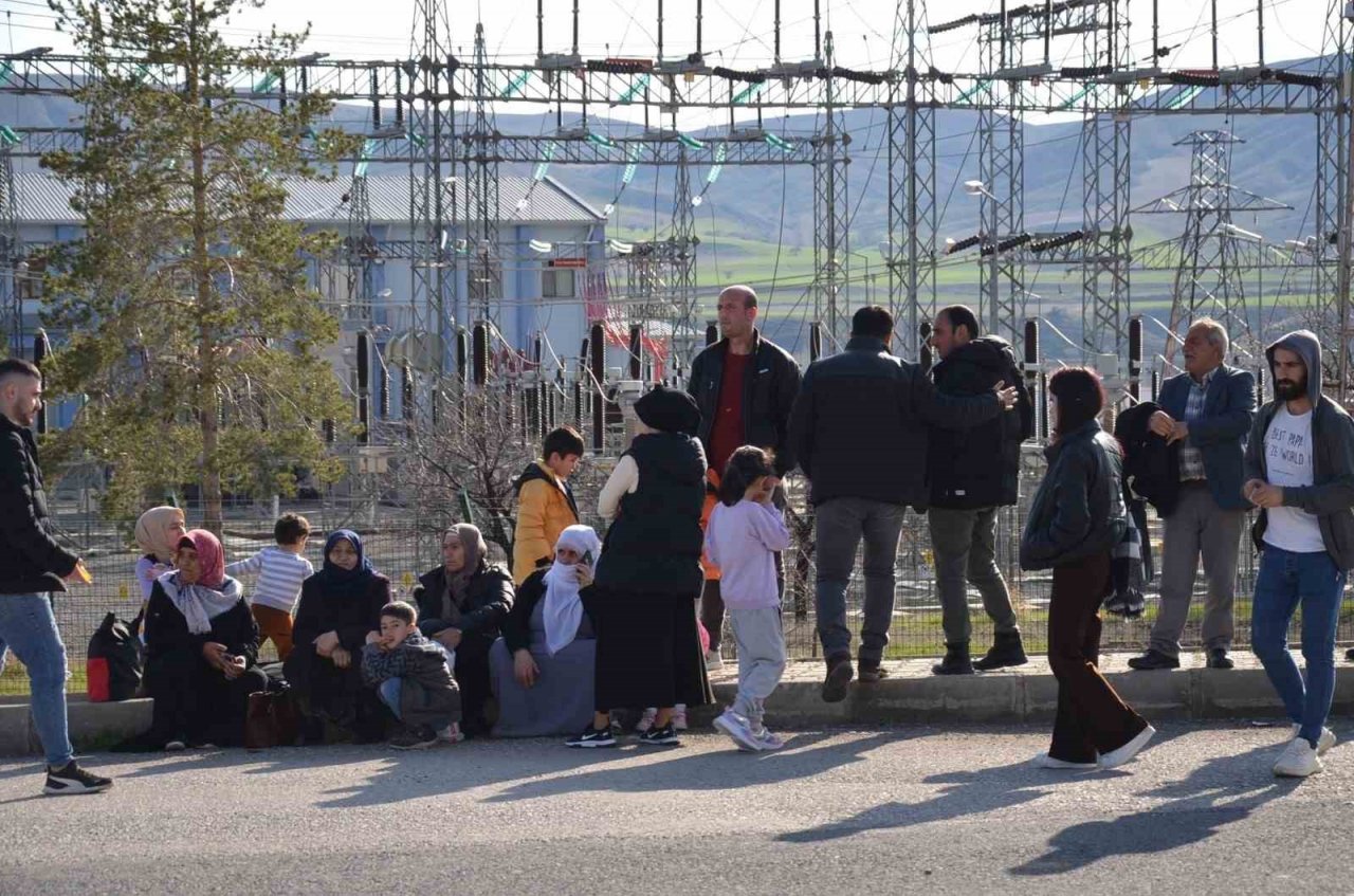 Otobüs arızalanınca yolcular yolda kaldı