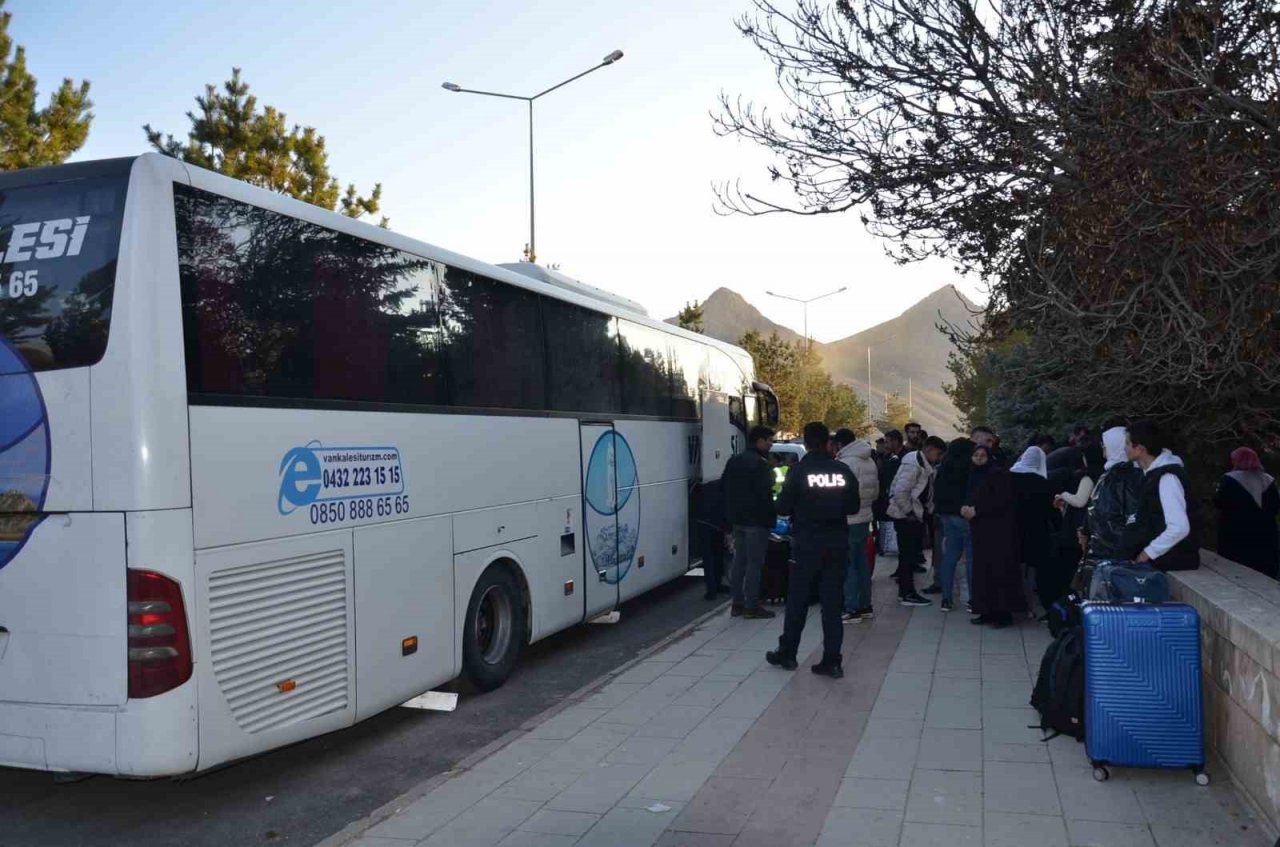 Otobüs arızalanınca yolcular yolda kaldı