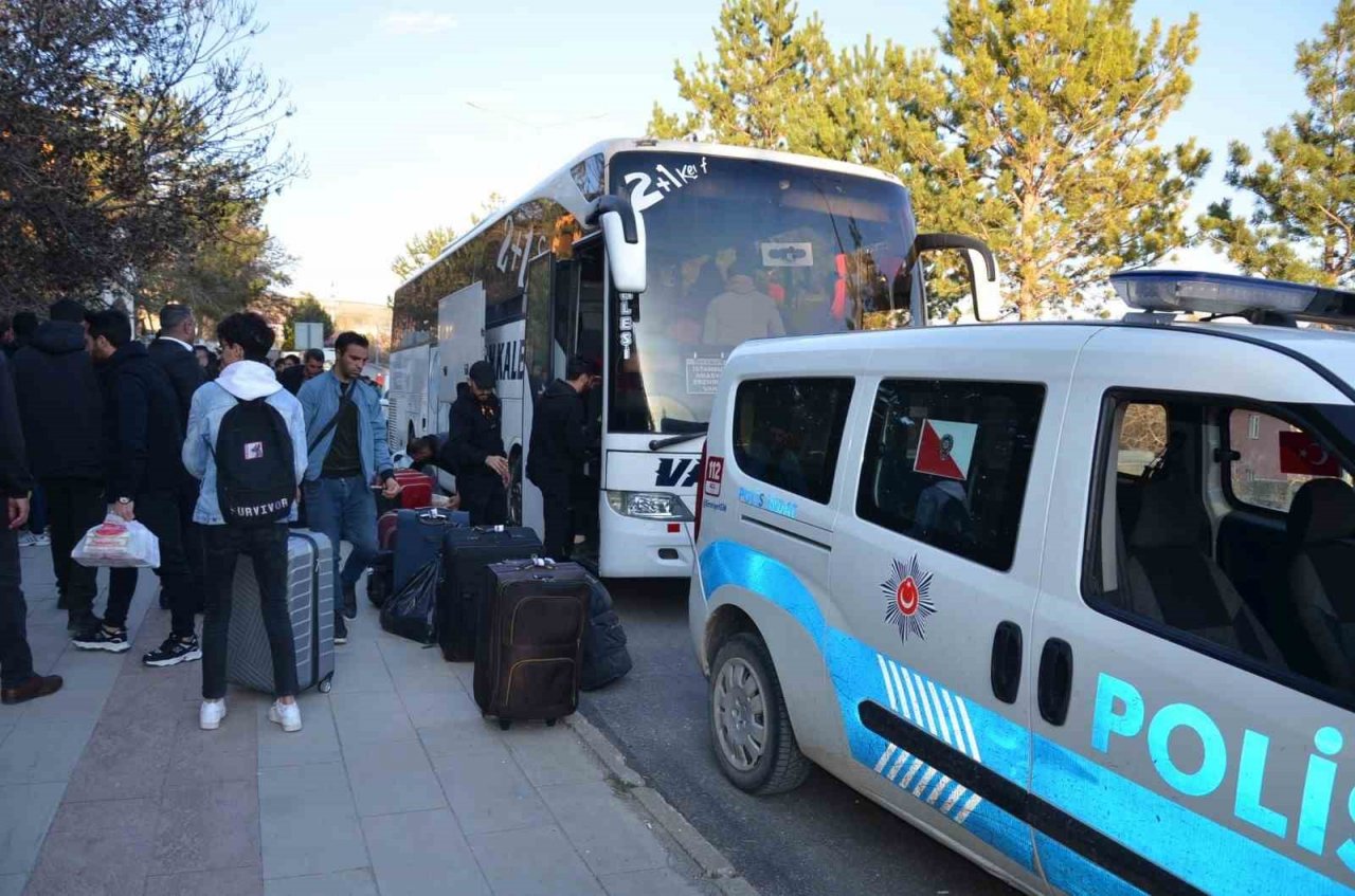 Otobüs arızalanınca yolcular yolda kaldı