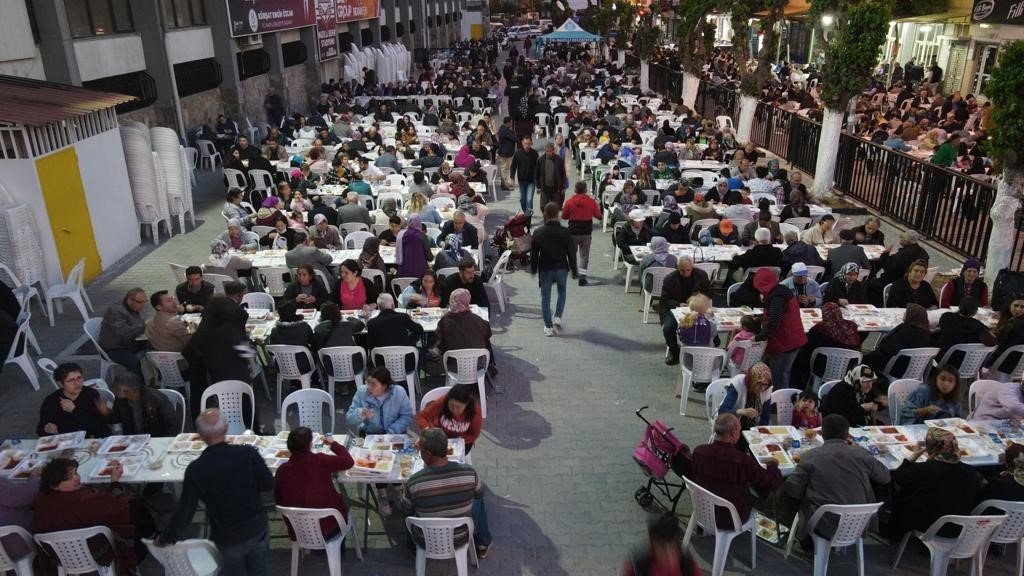 Kurtuluş Mahallesi’nde iftar alanı yollara taştı