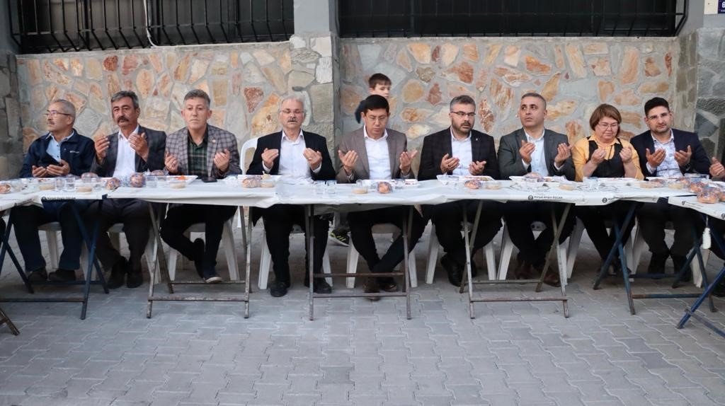 Kurtuluş Mahallesi’nde iftar alanı yollara taştı