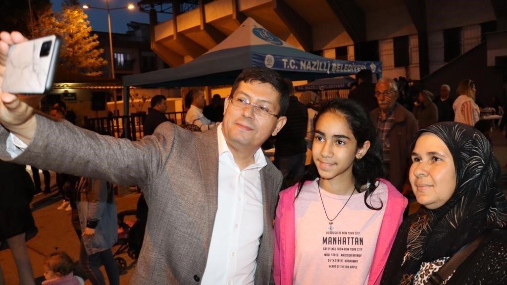 Kurtuluş Mahallesi’nde iftar alanı yollara taştı