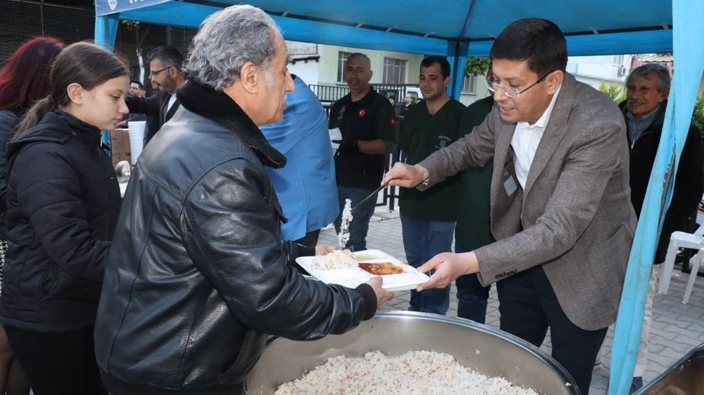 Kurtuluş Mahallesi’nde iftar alanı yollara taştı