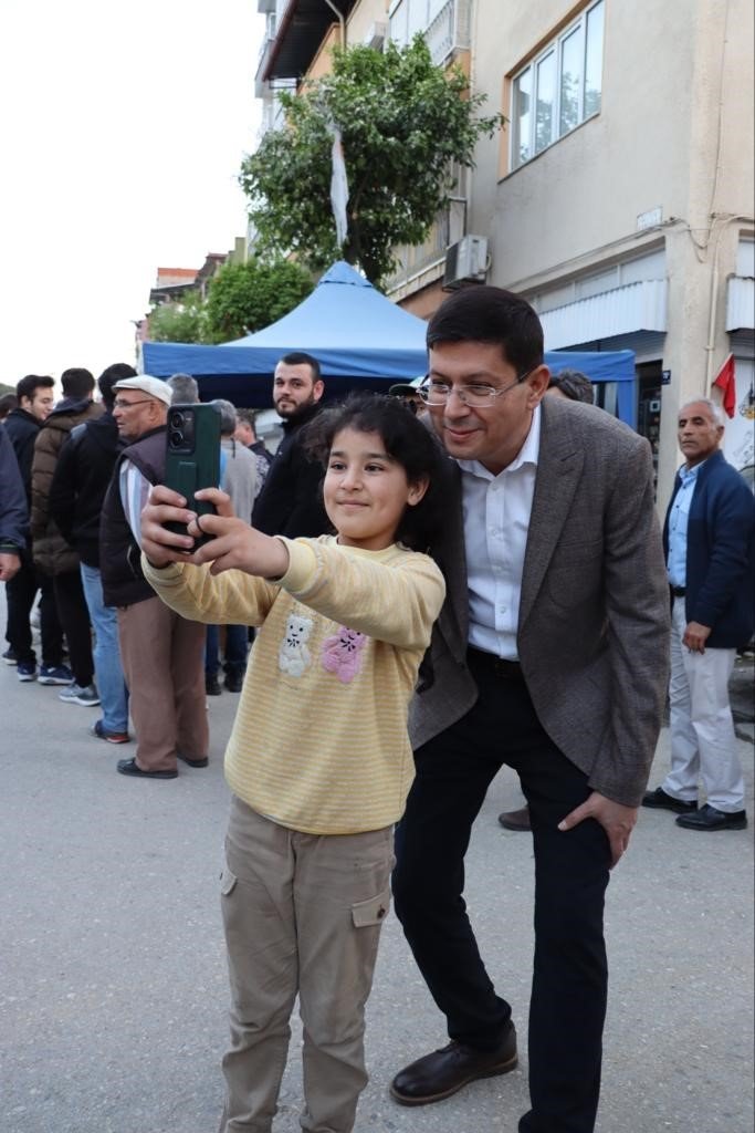 Kurtuluş Mahallesi’nde iftar alanı yollara taştı