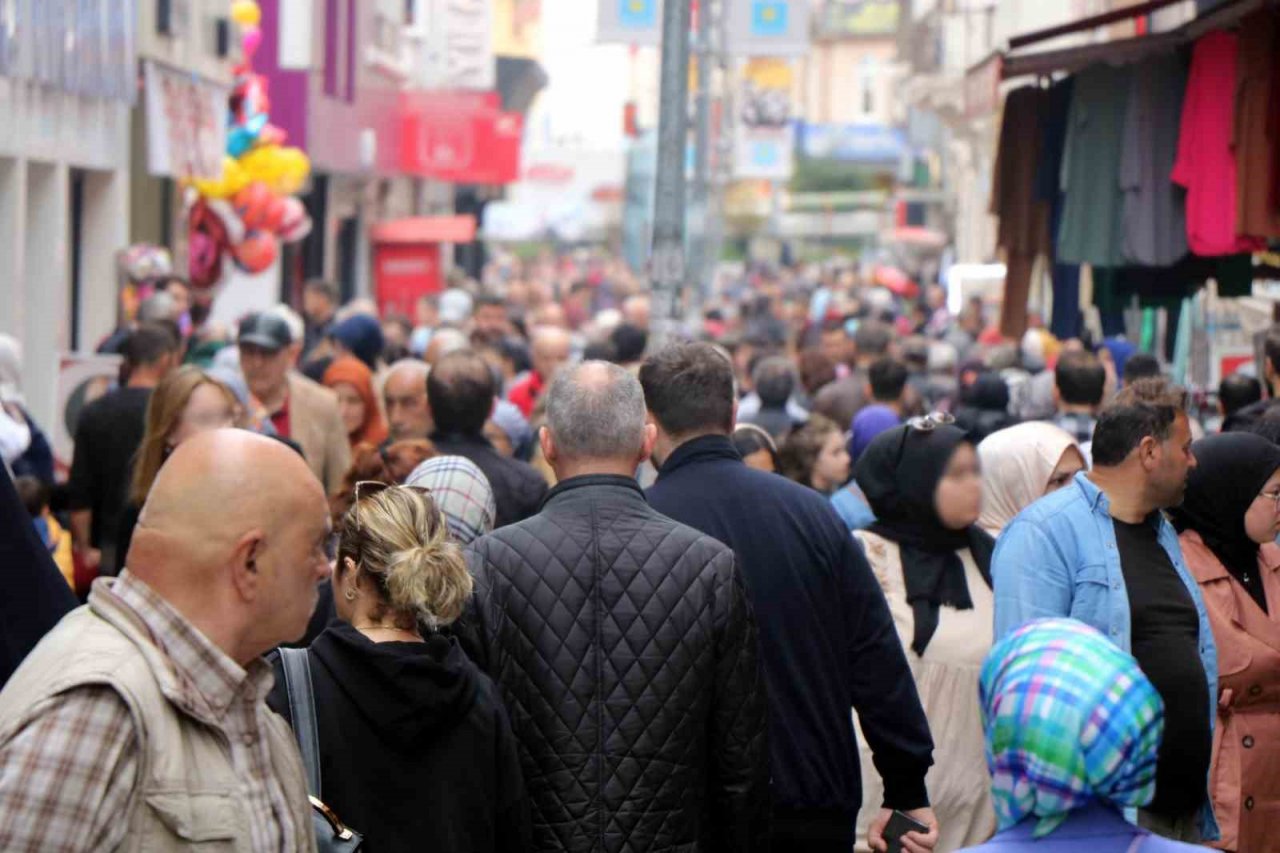 Çarşı pazarda bayram hareketliliği