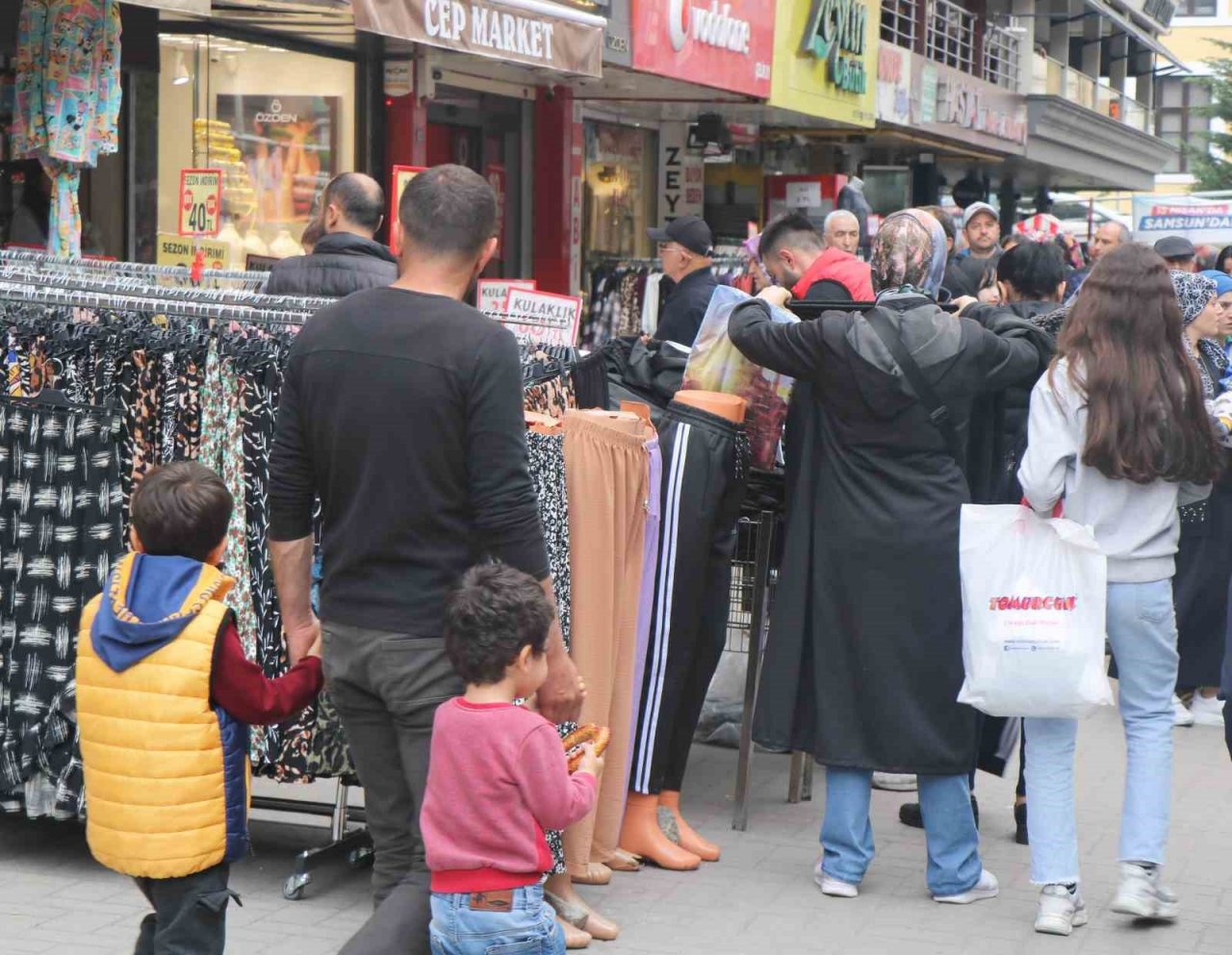 Çarşı pazarda bayram hareketliliği