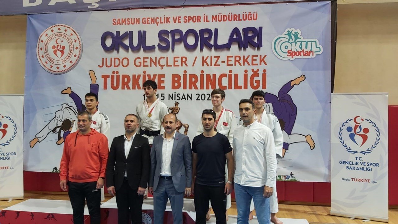 Sivaslı judoculardan madalyalarla döndü