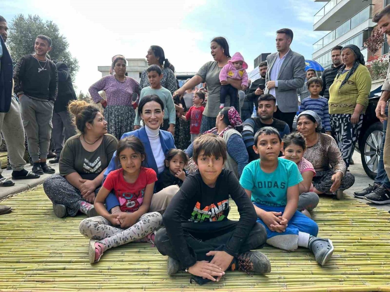 AK Parti Aydın Milletvekili Adayı Sarıbaş sepet örmedeki maharetlerini sergiledi