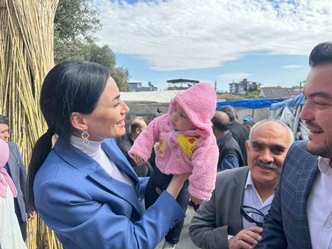 AK Parti Aydın Milletvekili Adayı Sarıbaş sepet örmedeki maharetlerini sergiledi