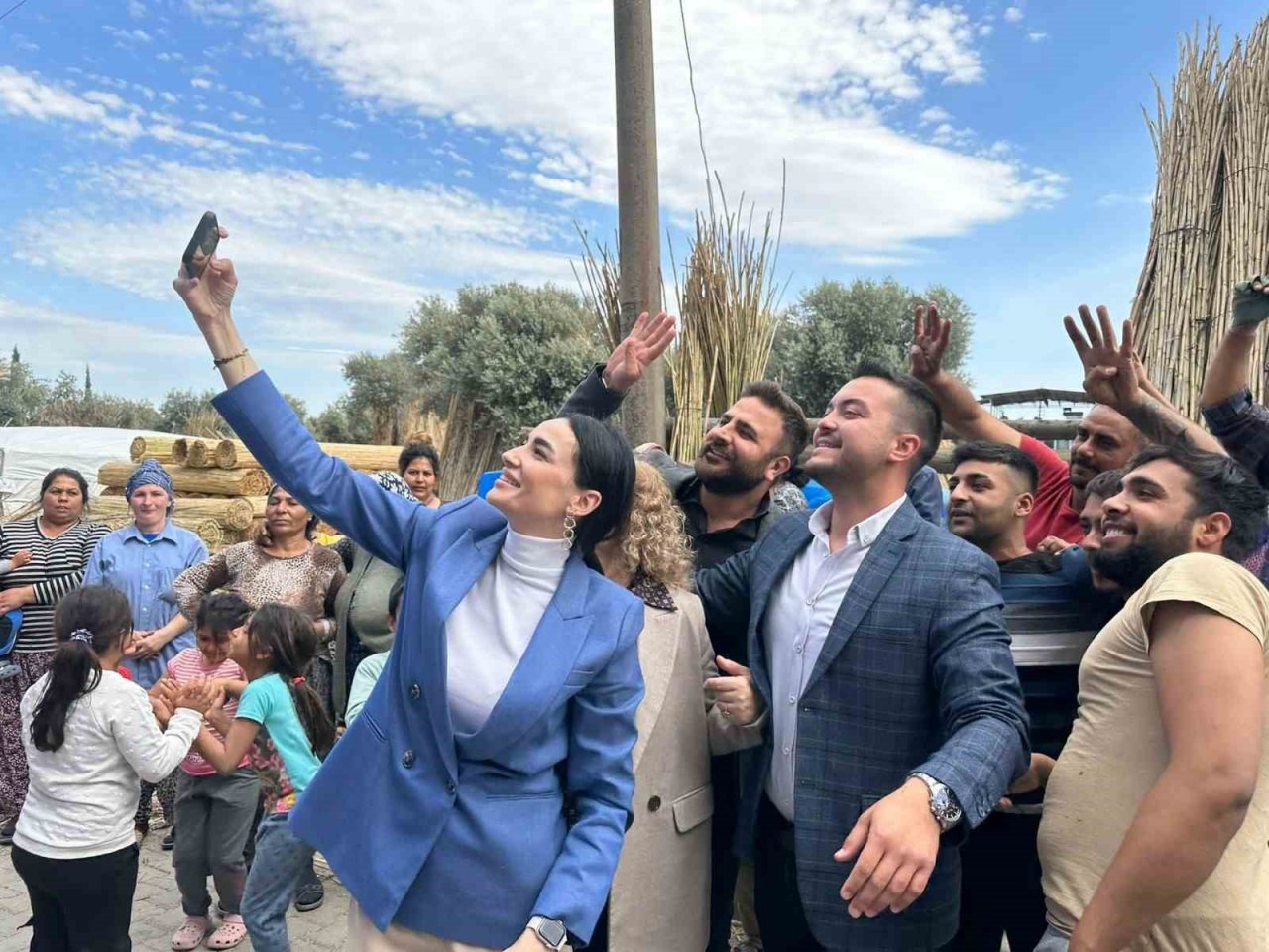 AK Parti Aydın Milletvekili Adayı Sarıbaş sepet örmedeki maharetlerini sergiledi