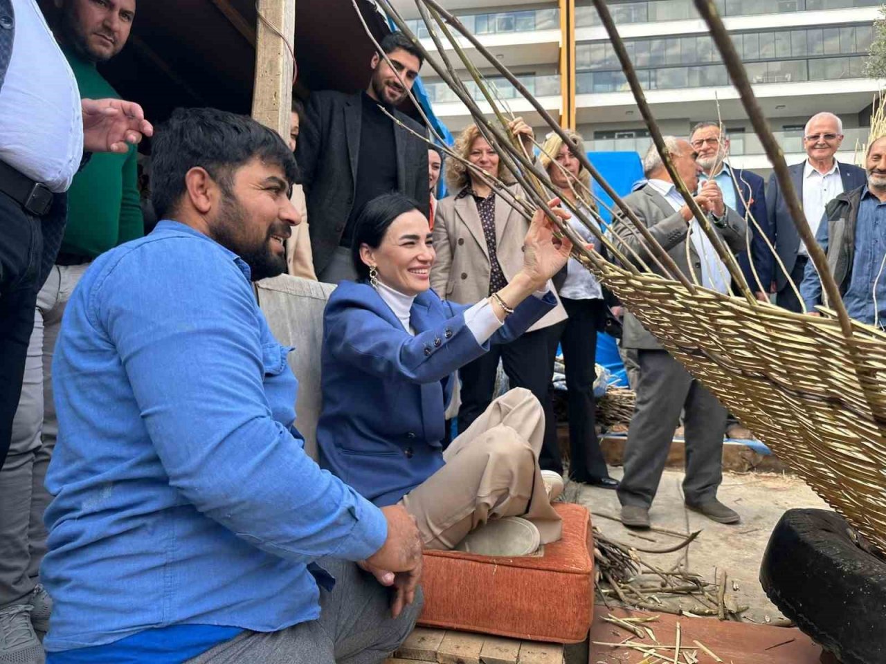AK Parti Aydın Milletvekili Adayı Sarıbaş sepet örmedeki maharetlerini sergiledi