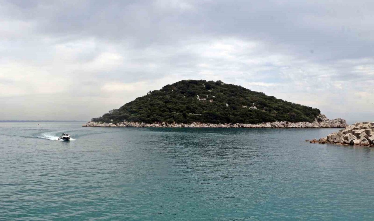 Tekneyle gezen turistler fark etti, adada kadın cesedi bulundu