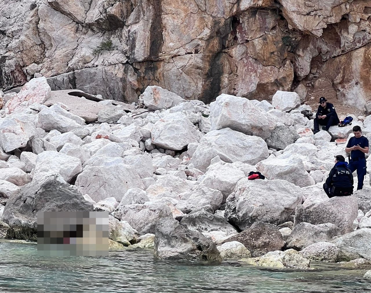 Tekneyle gezen turistler fark etti, adada kadın cesedi bulundu