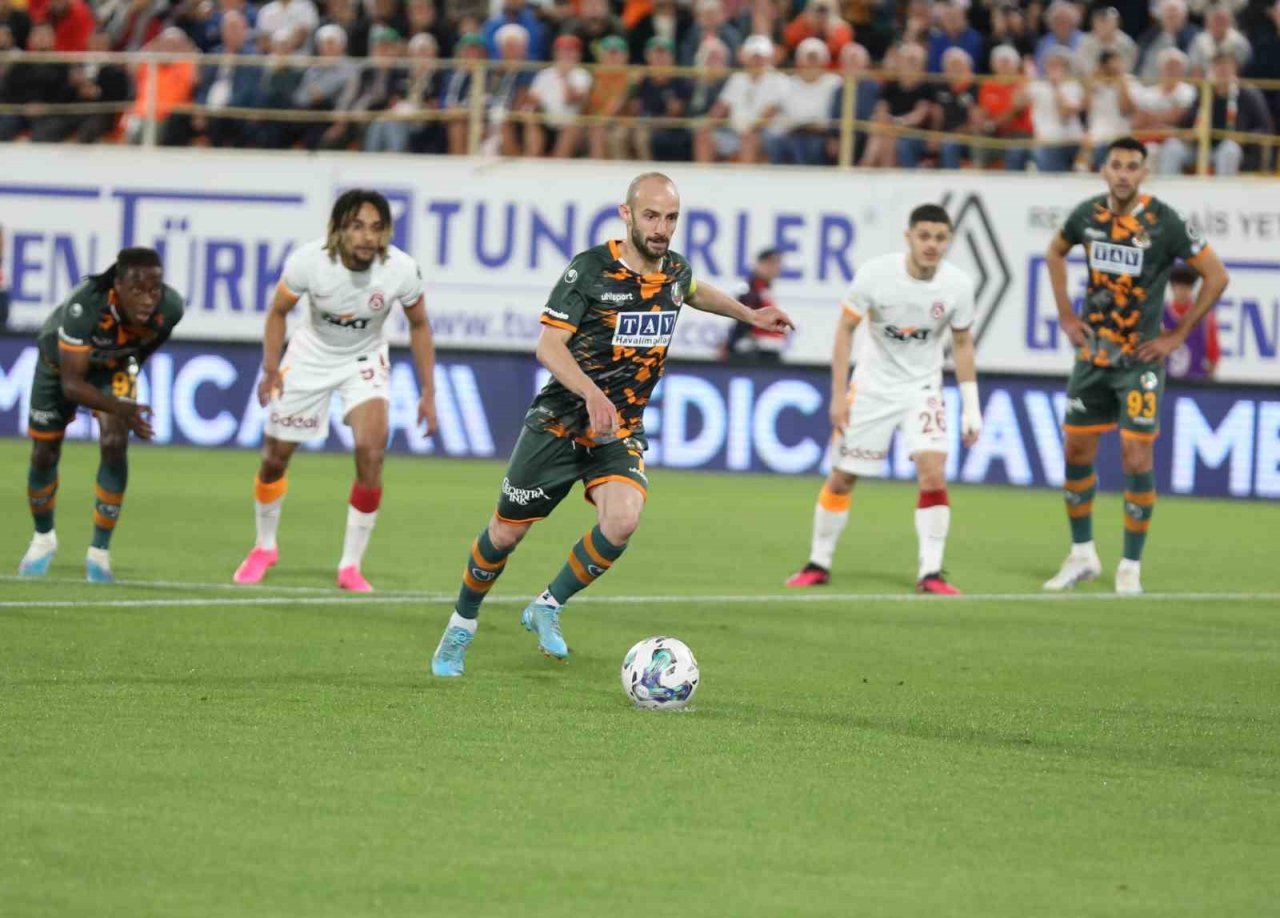 Spor Toto Süper Lig: Alanyaspor: 1 - Galatasaray: 2 (İlk yarı)