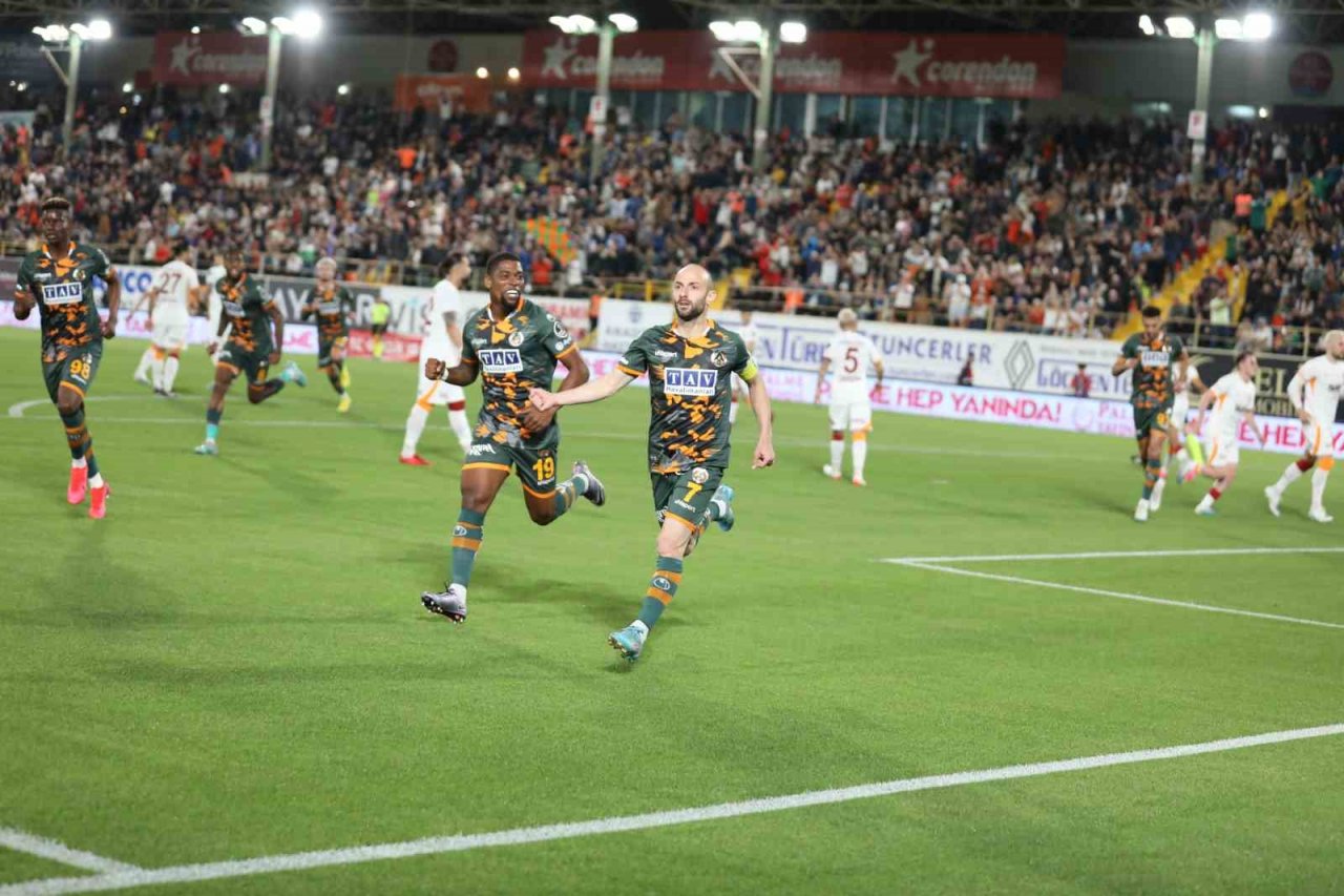 Spor Toto Süper Lig: Alanyaspor: 1 - Galatasaray: 2 (İlk yarı)