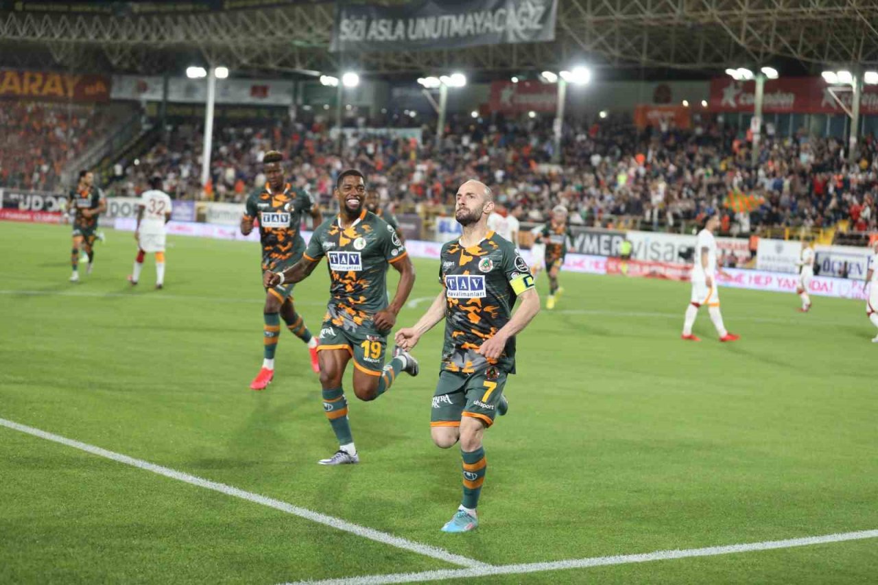 Spor Toto Süper Lig: Alanyaspor: 1 - Galatasaray: 2 (İlk yarı)