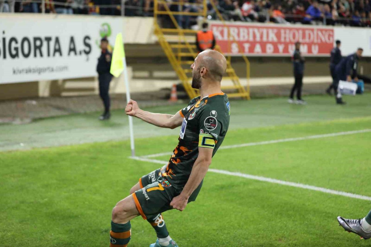 Spor Toto Süper Lig: Alanyaspor: 1 - Galatasaray: 2 (İlk yarı)