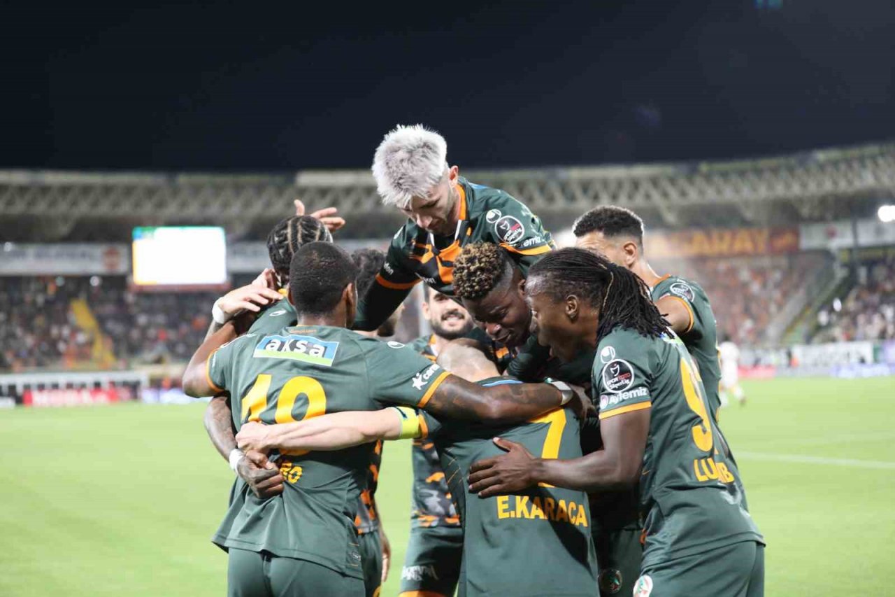 Spor Toto Süper Lig: Alanyaspor: 1 - Galatasaray: 2 (İlk yarı)