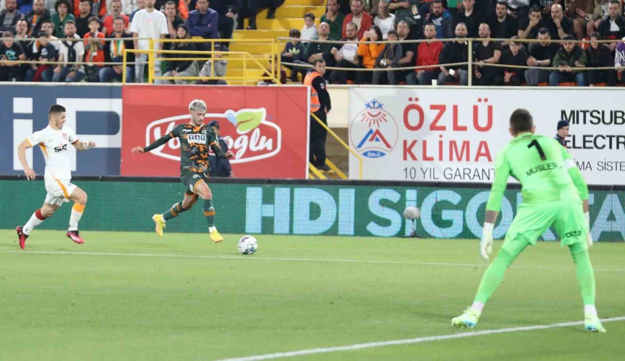 Spor Toto Süper Lig: Alanyaspor: 1 - Galatasaray: 2 (İlk yarı)
