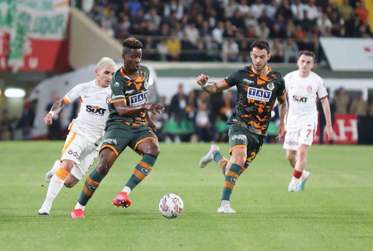 Spor Toto Süper Lig: Alanyaspor: 1 - Galatasaray: 2 (İlk yarı)