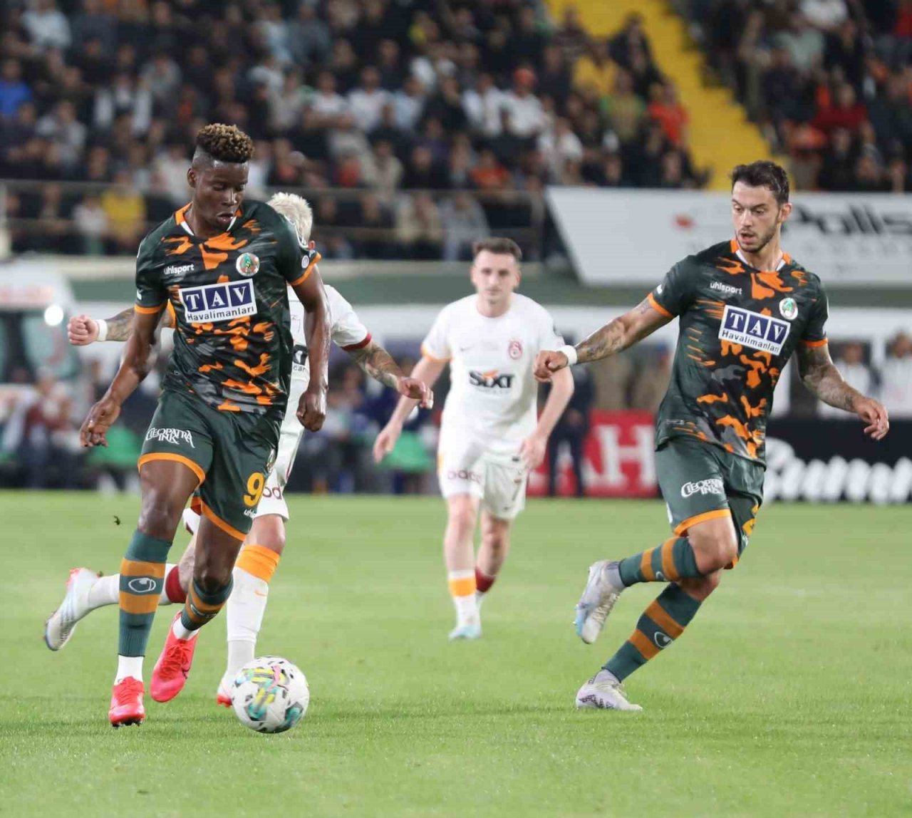 Spor Toto Süper Lig: Alanyaspor: 1 - Galatasaray: 2 (İlk yarı)