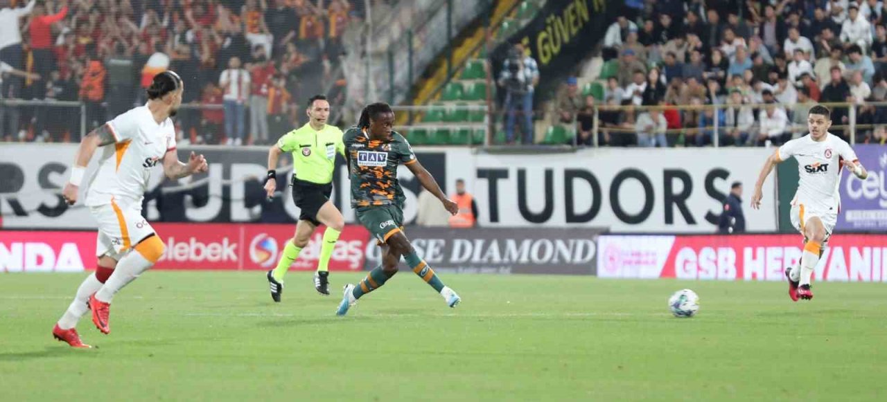 Spor Toto Süper Lig: Alanyaspor: 1 - Galatasaray: 2 (İlk yarı)