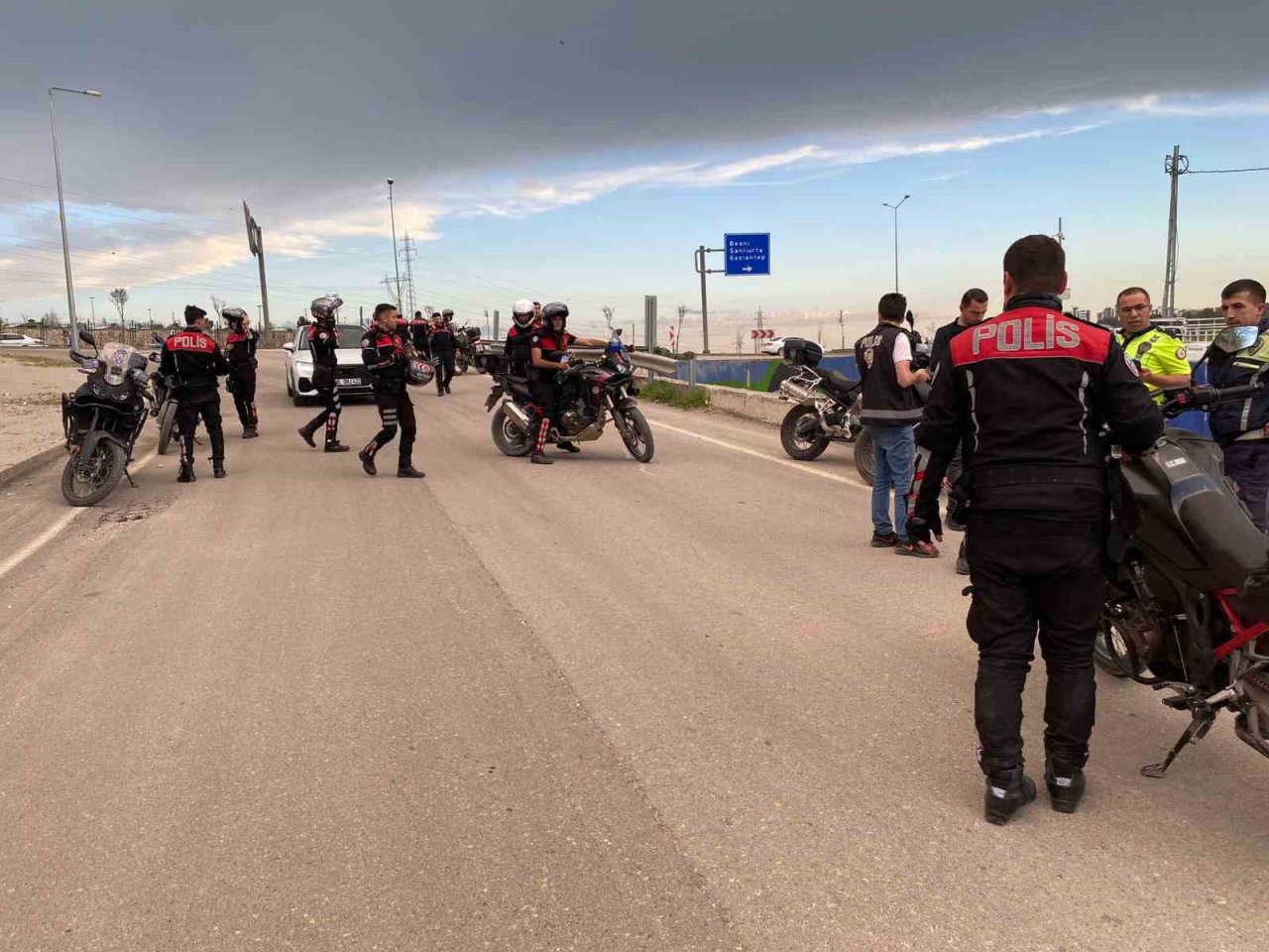 Duvara çarpan motosikletteki 2 polis memuru köprüden düştü