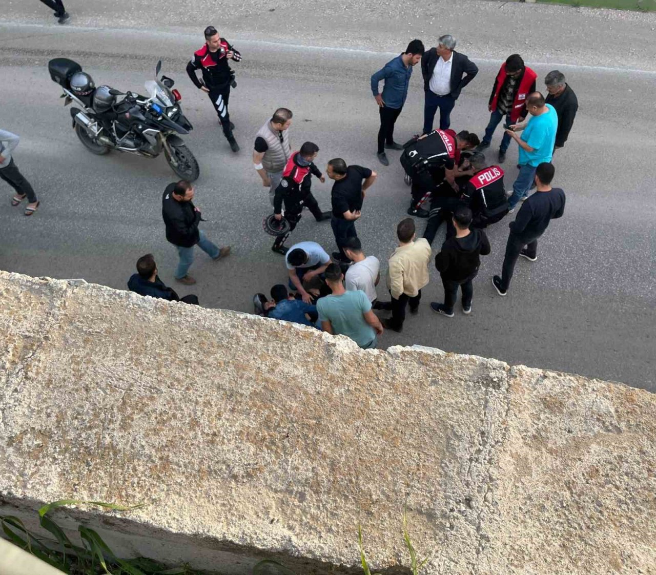 Duvara çarpan motosikletteki 2 polis memuru köprüden düştü