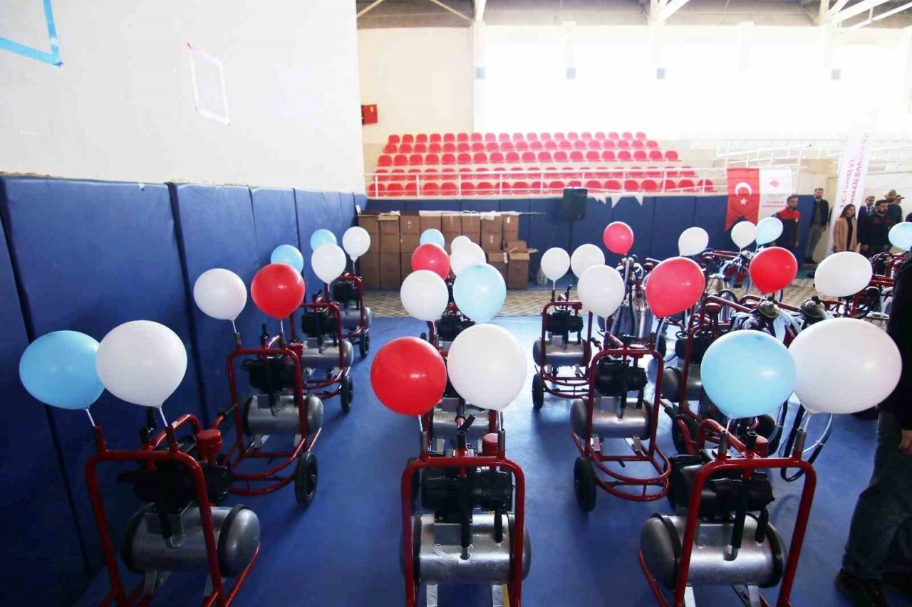 Tutak’ta süt sağım makinesi dağıtımı