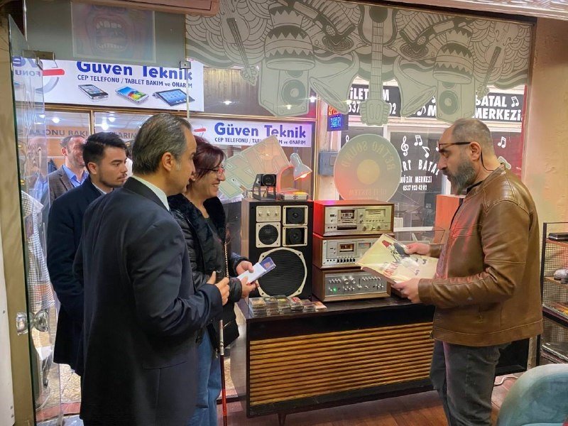 AK Parti’li görme engelli milletvekili adayı Cemal Donat esnaf ve STK’ları ziyaret etti