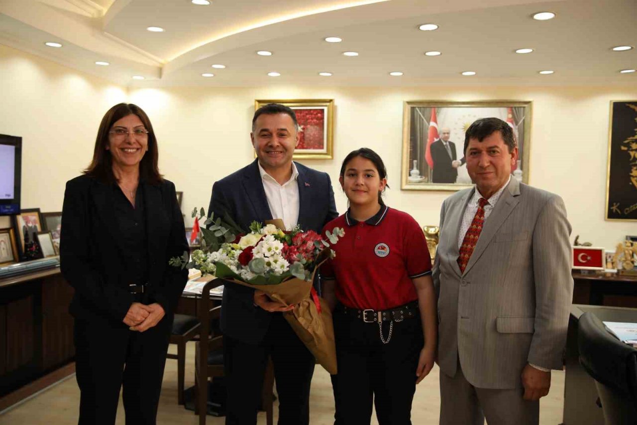 Başkan Yücel koltuğunu 4. sınıf öğrencisi Buğlem’e devretti