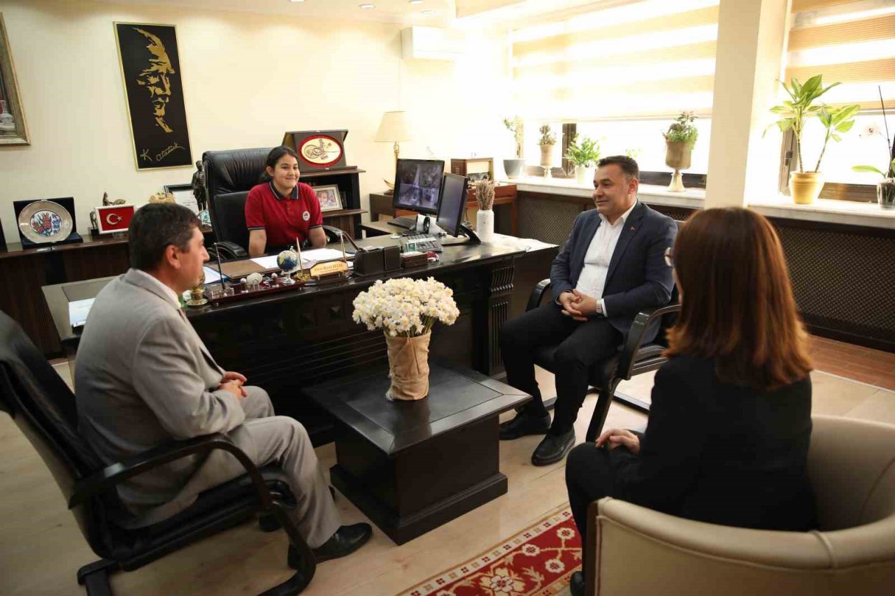 Başkan Yücel koltuğunu 4. sınıf öğrencisi Buğlem’e devretti