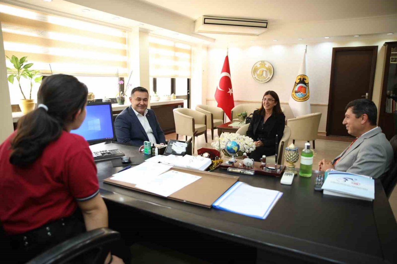 Başkan Yücel koltuğunu 4. sınıf öğrencisi Buğlem’e devretti