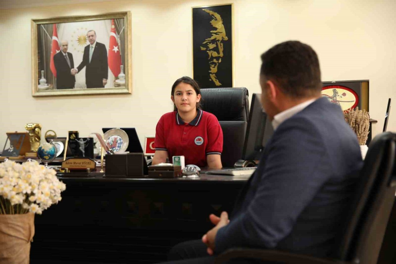 Başkan Yücel koltuğunu 4. sınıf öğrencisi Buğlem’e devretti
