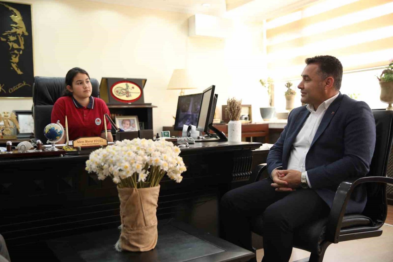 Başkan Yücel koltuğunu 4. sınıf öğrencisi Buğlem’e devretti
