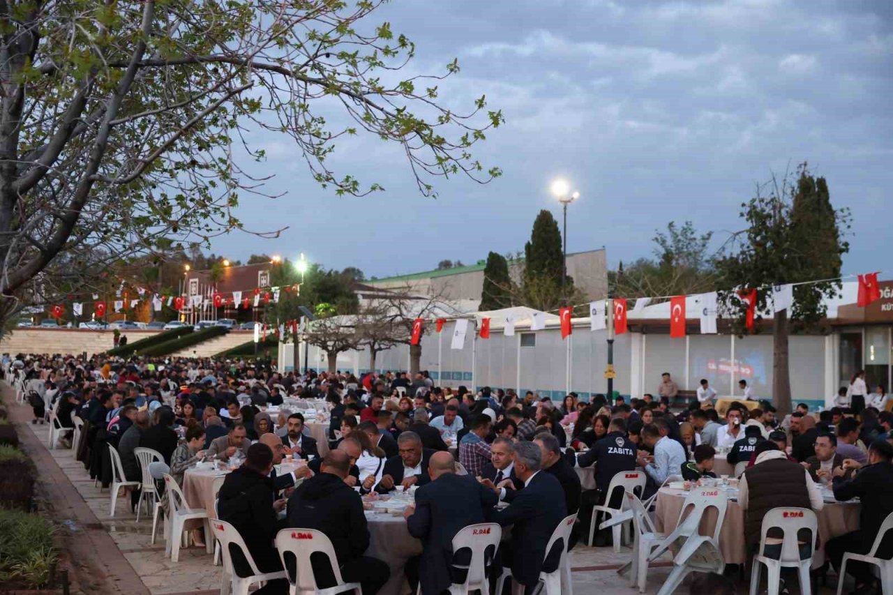 Başkan Muhittin Böcek personeli ile iftarda buluştu