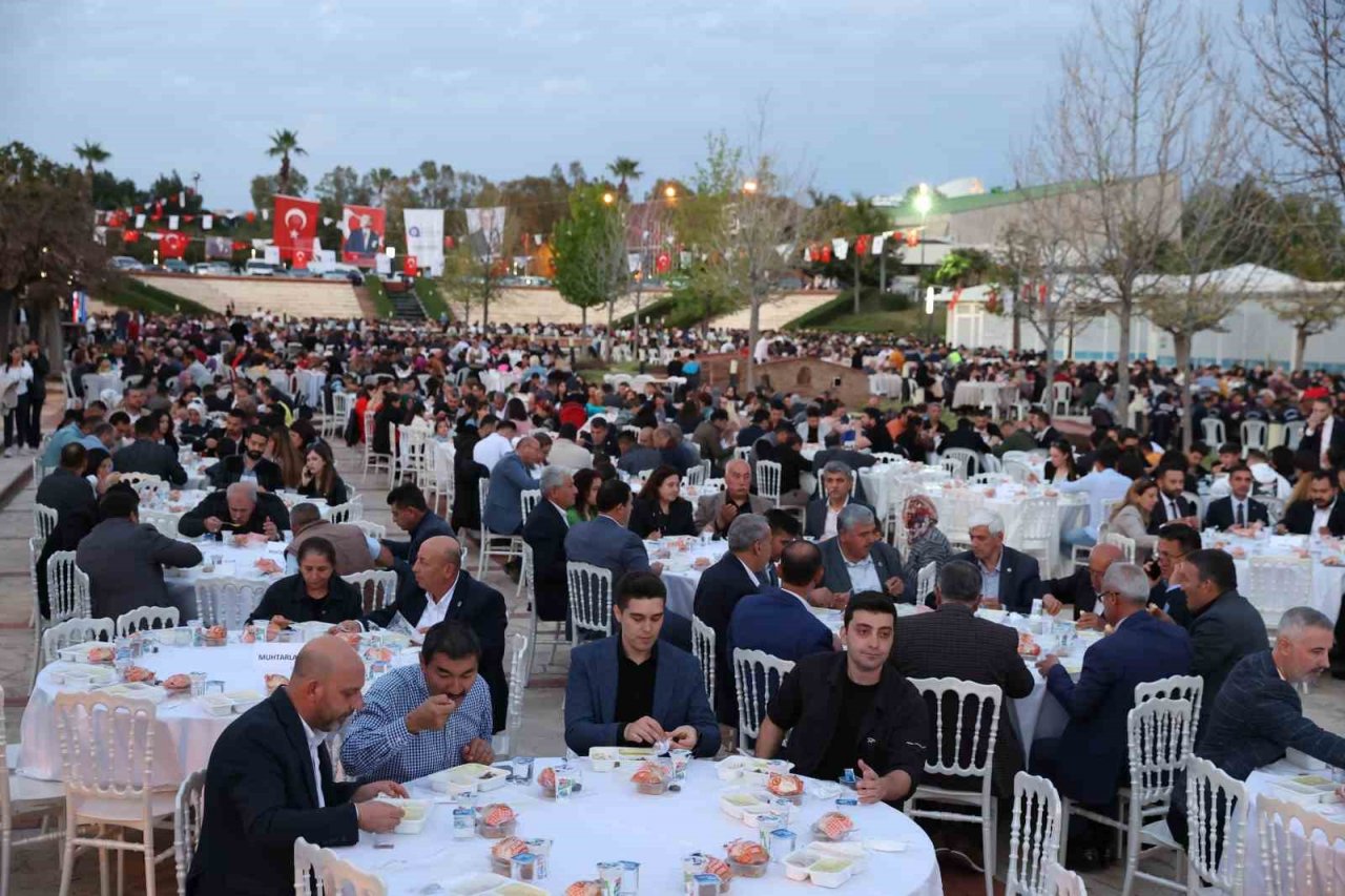 Başkan Muhittin Böcek personeli ile iftarda buluştu