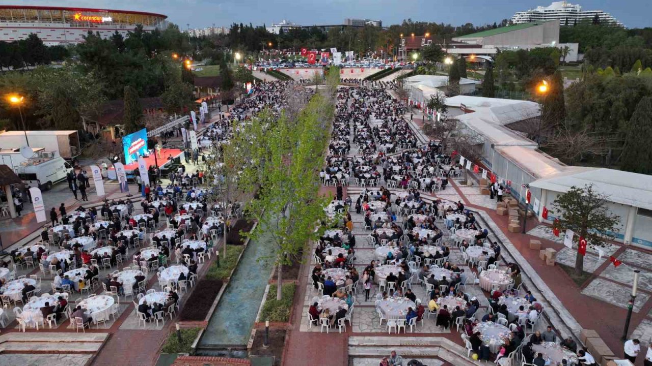 Başkan Muhittin Böcek personeli ile iftarda buluştu