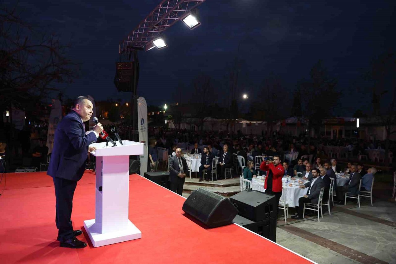 Başkan Muhittin Böcek personeli ile iftarda buluştu