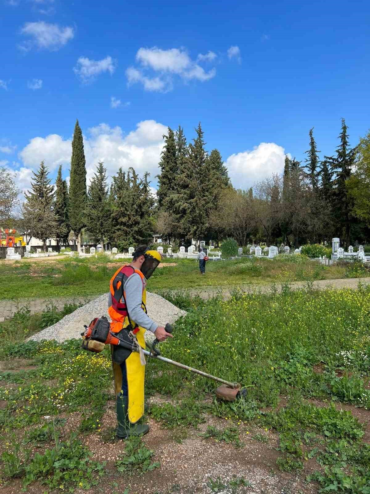 Mezarlıklarda bayram hazırlığı