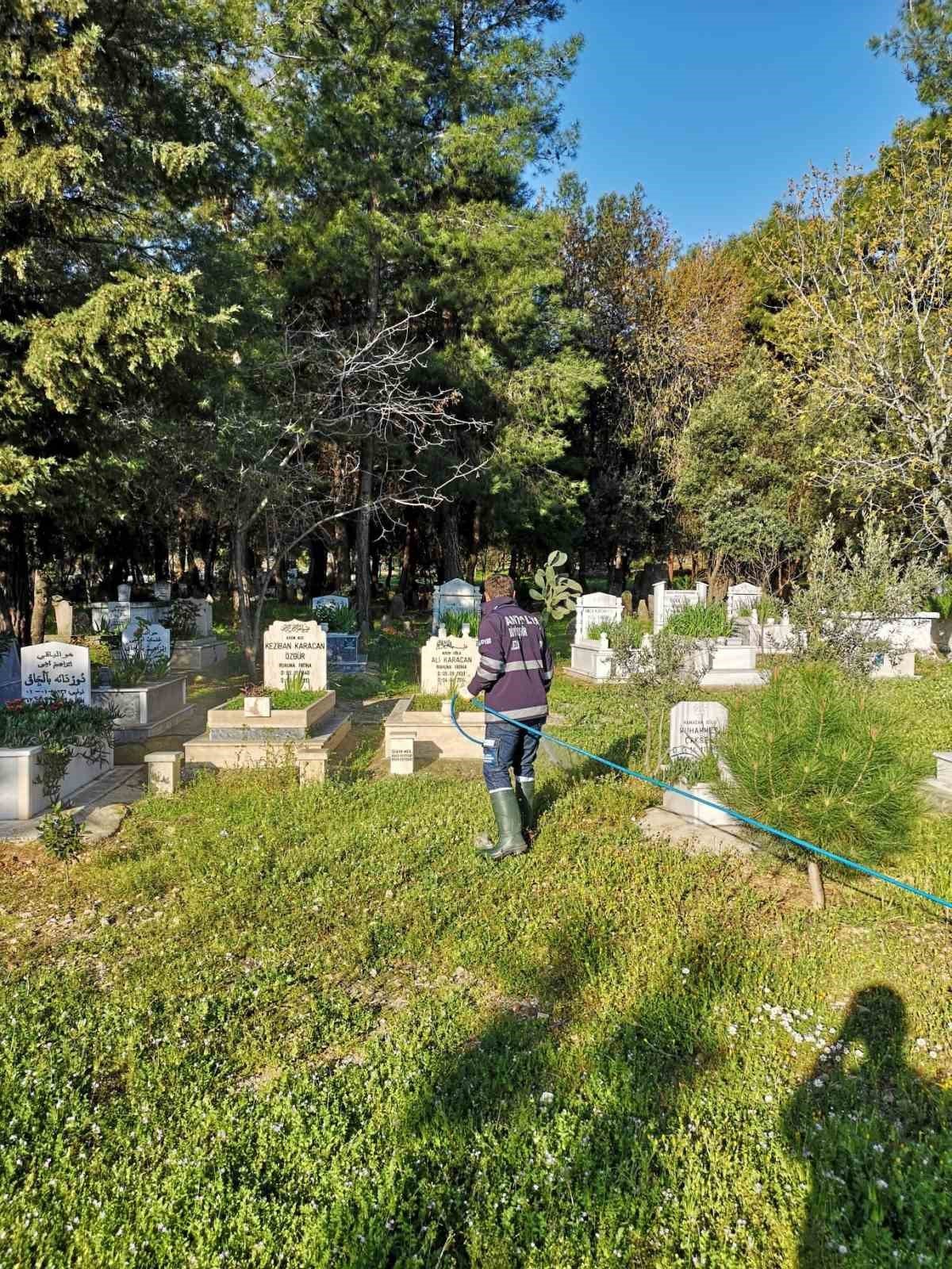 Mezarlıklarda bayram hazırlığı