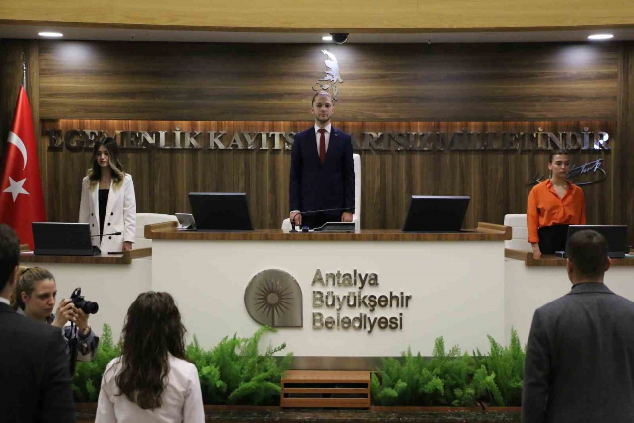 Antalya Büyükşehir Belediyesi Gençlik Meclisi’nde koltuklara çocuklar oturdu