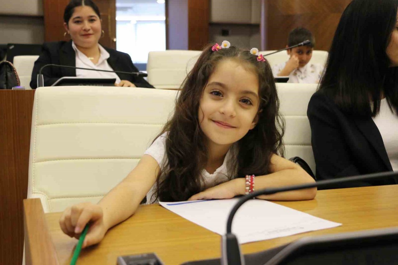Antalya Büyükşehir Belediyesi Gençlik Meclisi’nde koltuklara çocuklar oturdu