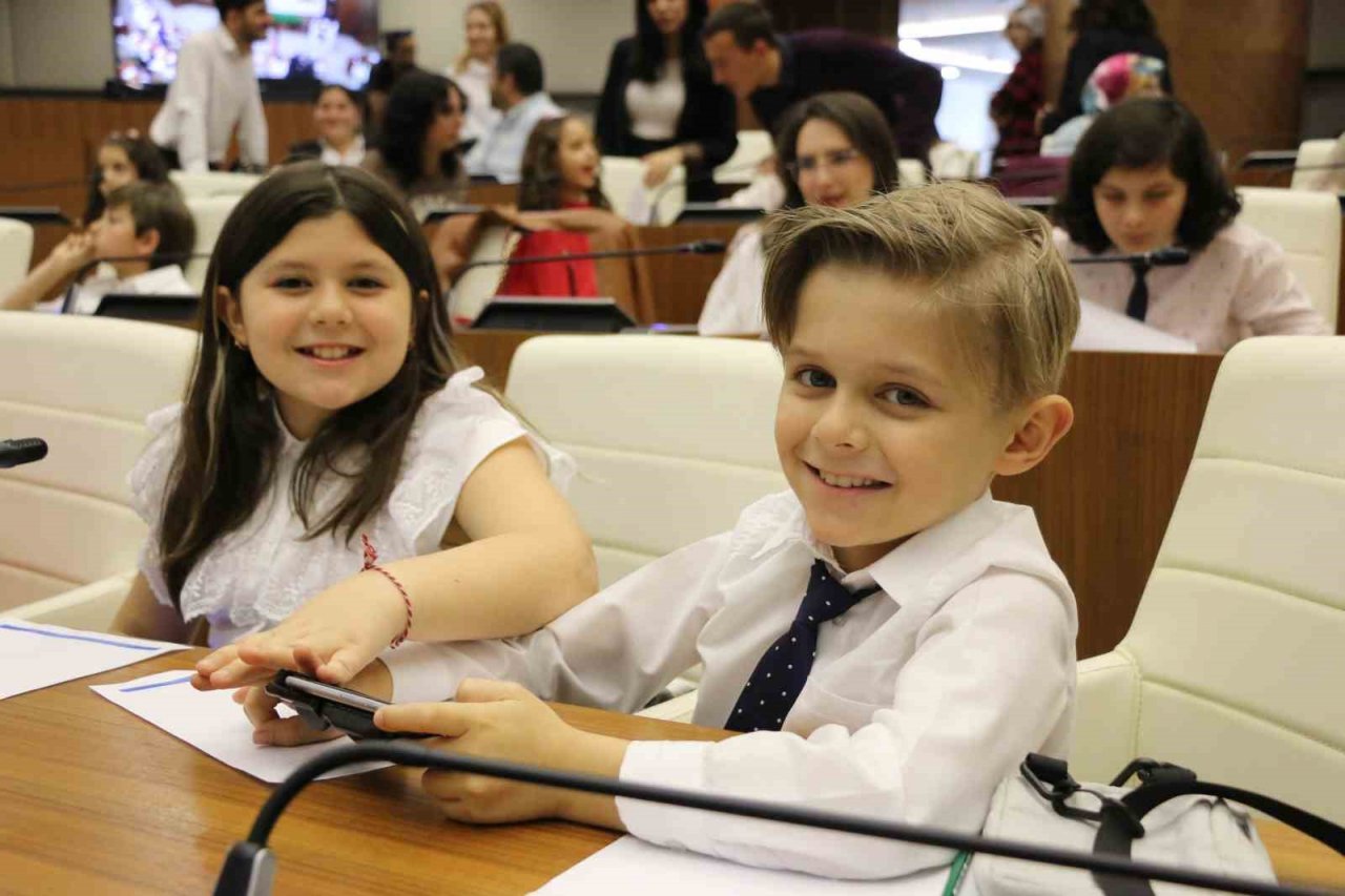 Antalya Büyükşehir Belediyesi Gençlik Meclisi’nde koltuklara çocuklar oturdu
