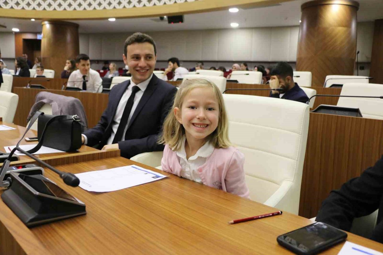 Antalya Büyükşehir Belediyesi Gençlik Meclisi’nde koltuklara çocuklar oturdu